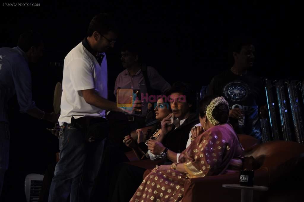 Shahrukh Khan, Sonali Bendre, Kiron Kher on the sets of India's got talent in Filmcity, Mumbai on 30th Sept 2011