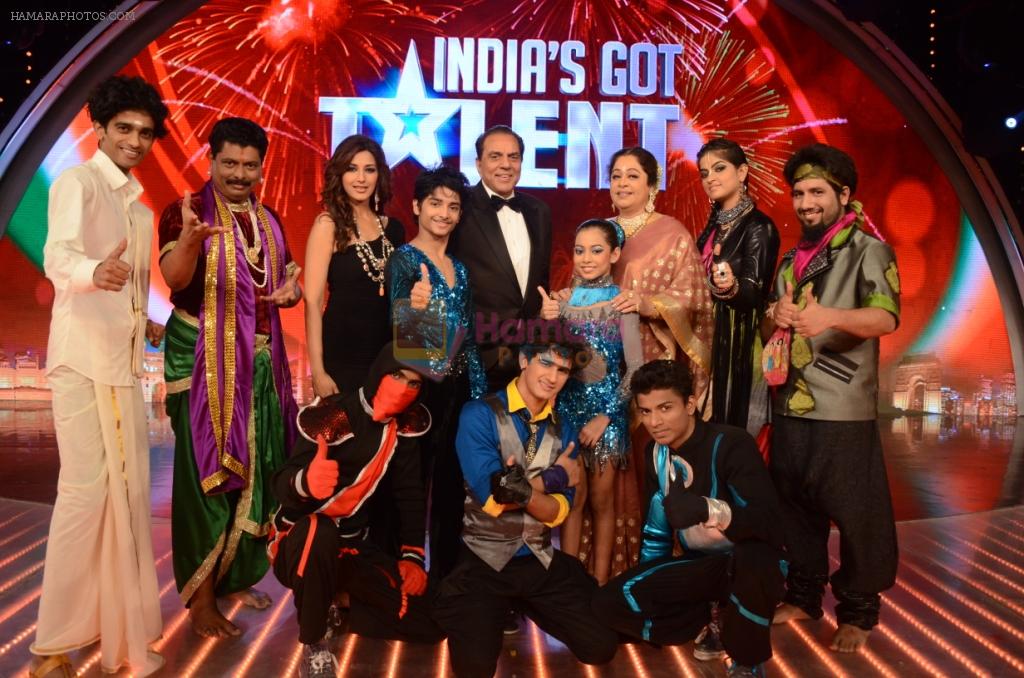 Sonali Bendre, Dharmendra, Kiron Kher on India's Got Talent 3 Finale on 29th Sept 2011
