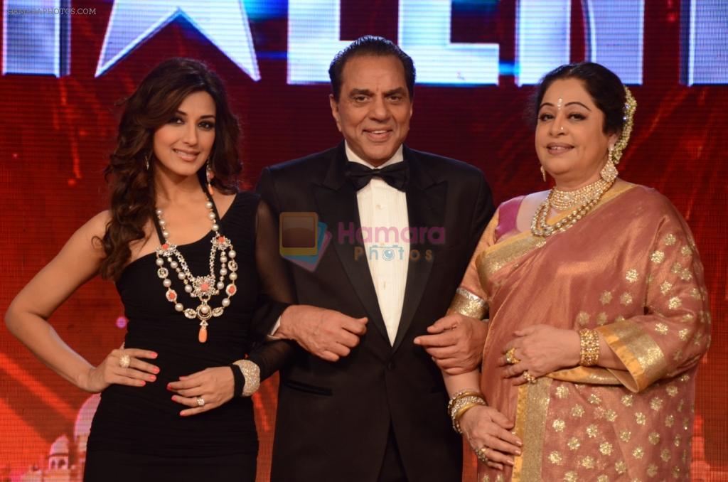 Sonali Bendre, Dharmendra, Kiron Kher on India's Got Talent 3 Finale on 29th Sept 2011