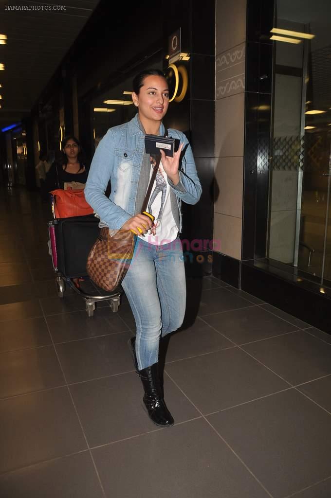 Sonakshi Sinha snapped at International airport on 9th Oct 2011