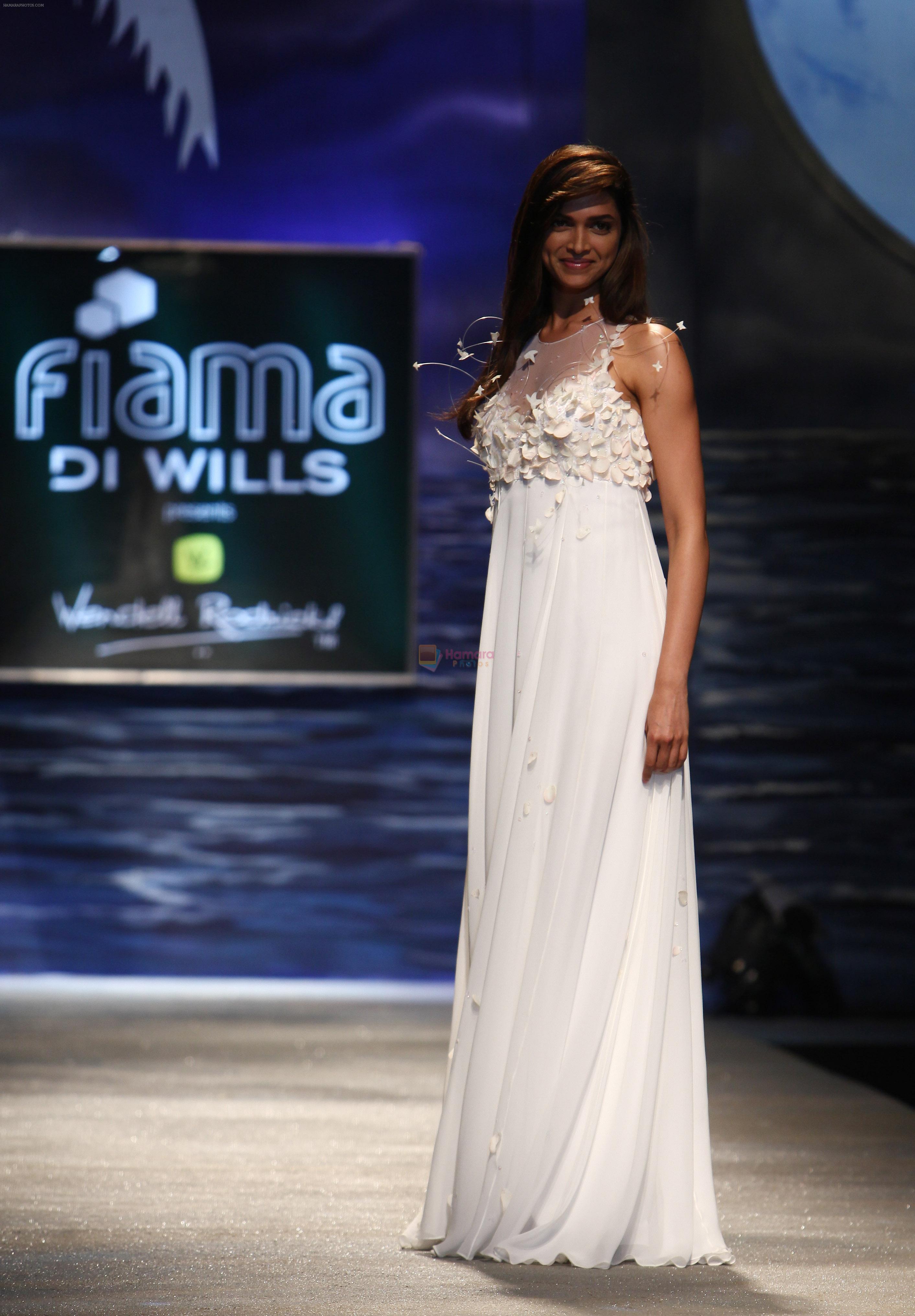 Deepika Padukone walk the ramp at Wills India Fashion Week Spring Summer 2012 collection on 10th Oct 2011
