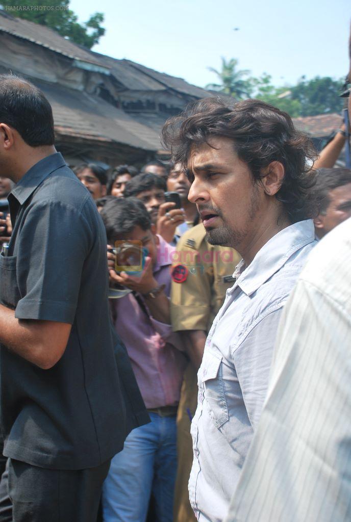 Sonu Nigam pay last tribute to jagjit singh in Chandanwadi, Mumbai on 11th Oct 2011