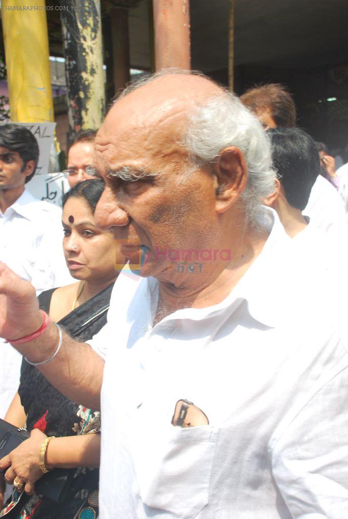Yash Chopra pay last tribute to jagjit singh in Chandanwadi, Mumbai on 11th Oct 2011