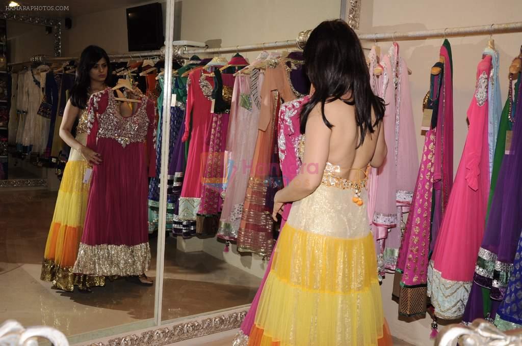 Anjana Sukhani shops at Archana Kocchar store in Juhu, Mumbai on 18th Oct 2011