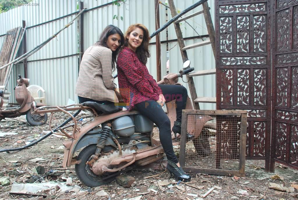 Aliya Khan, Riddhi Toli at Designers Aliya Khan and Riddhi Tolia shoot for their new collections in Bandra, Mumbai on 18th Oct 2011