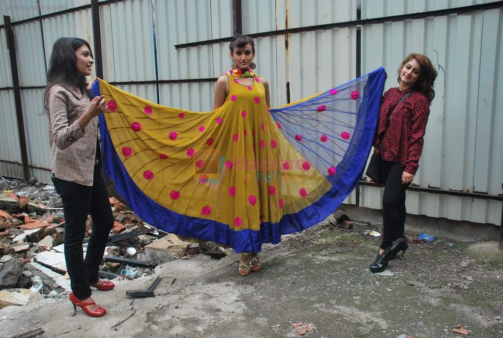 Aliya Khan, Arshina Trivedi, Riddhi Toli at Designers Aliya Khan and Riddhi Tolia shoot for their new collections in Bandra, Mumbai on 18th Oct 2011