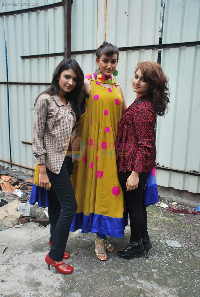 Aliya Khan, Arshina Trivedi, Riddhi Toli at Designers Aliya Khan and Riddhi Tolia shoot for their new collections in Bandra, Mumbai on 18th Oct 2011