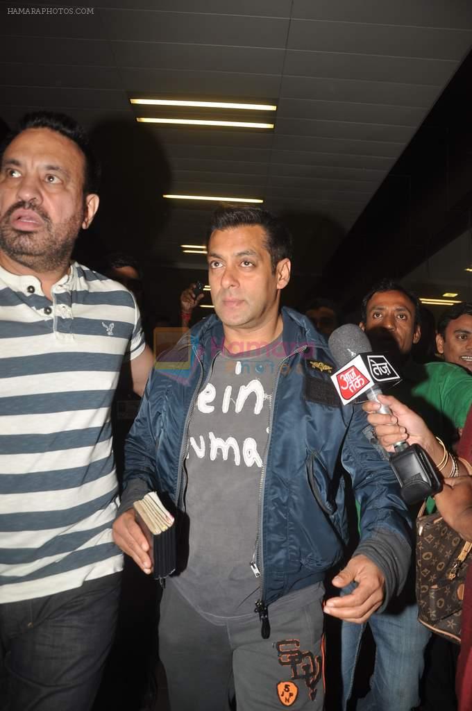 Salman Khan returns from Germany at the Airport on 21st Oct 2011