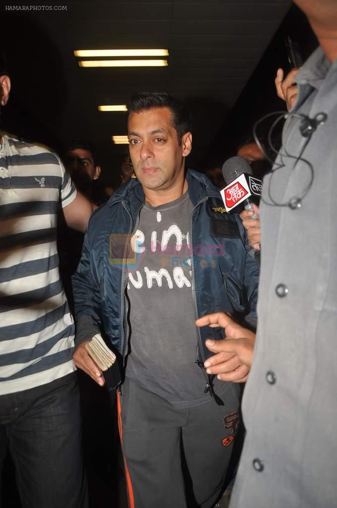 Salman Khan returns from Germany at the Airport on 21st Oct 2011