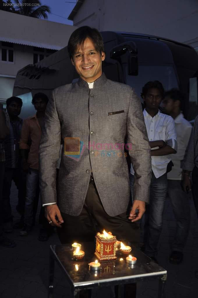 Vivek Oberoi Diwali celebrations photo shoot in Mehboob on 24th Oct 2011