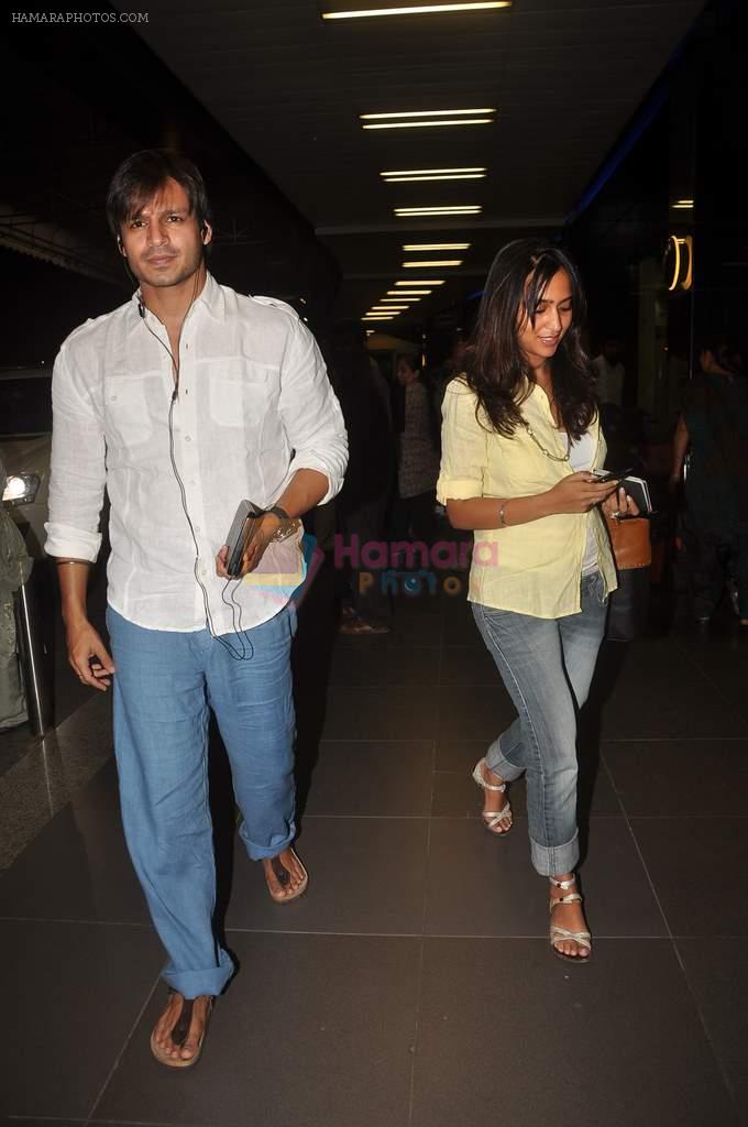 Vivek Oberoi snapped at airport on 27th Oct 2011