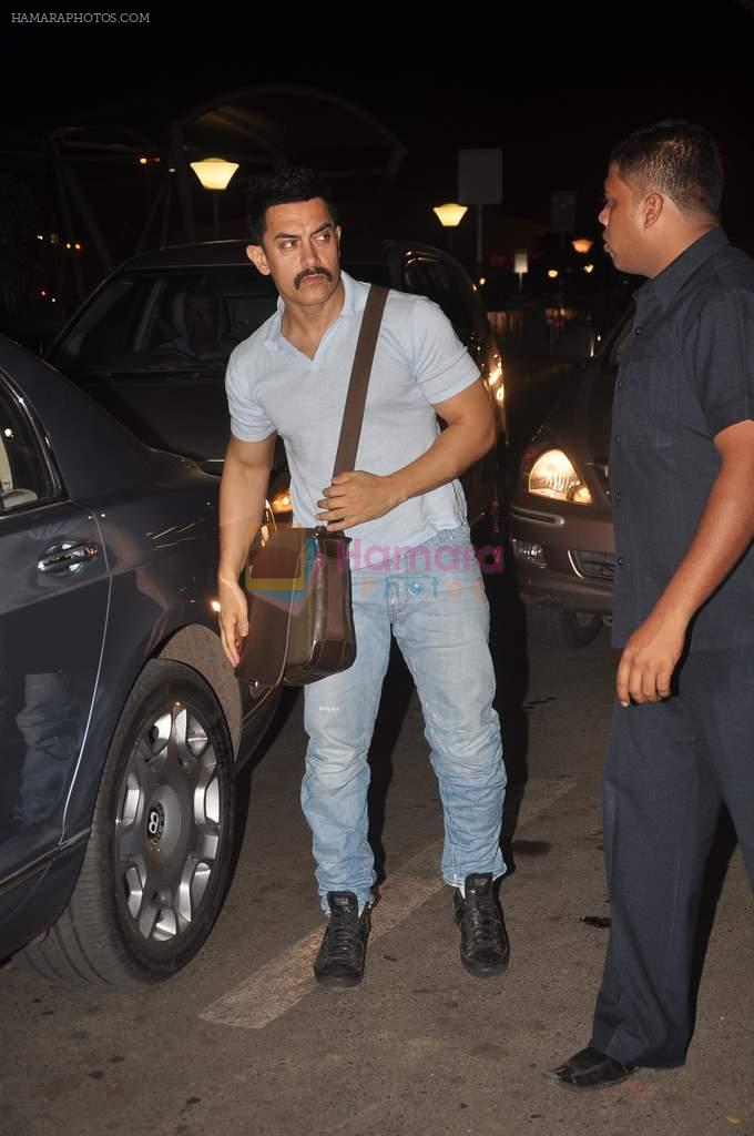 Aamir Khan snapped at airport on 27th Oct 2011