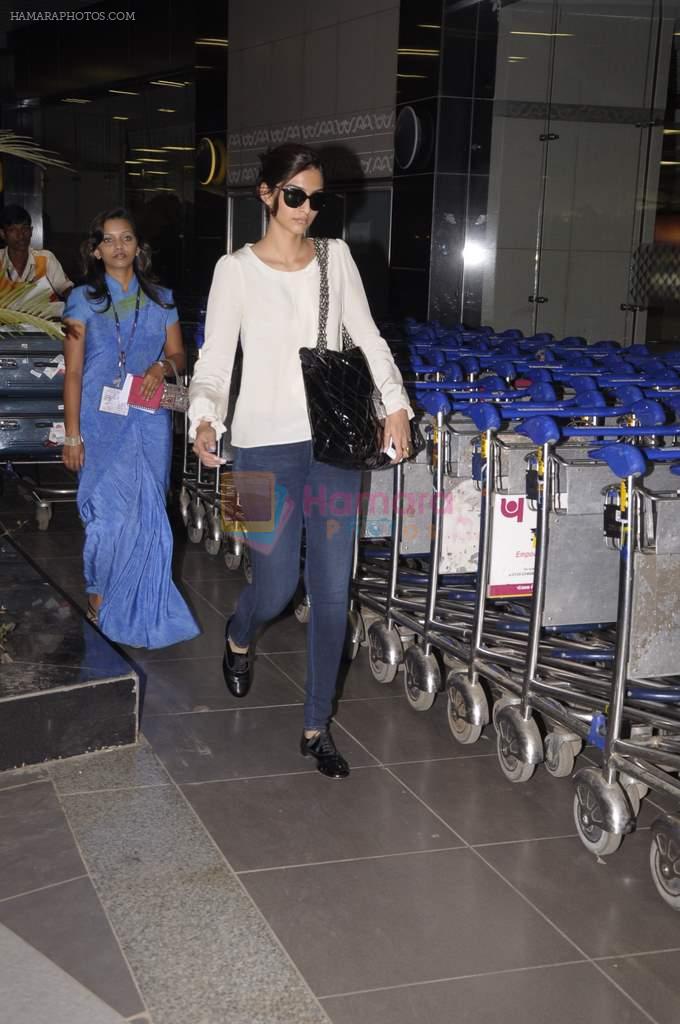 Sonam Kapoor snapped at airport in International Airport, Mumbai on 1st Nov 2011