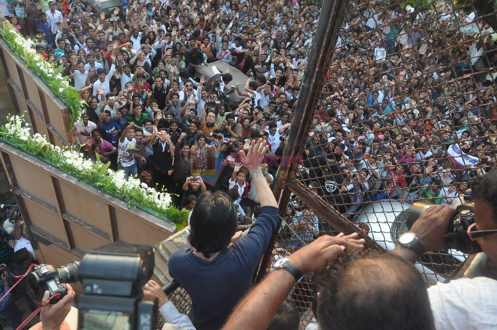Shahrukh Khan celebrates birthday with media in Mannat, Bandra on 2nd Nov 2011
