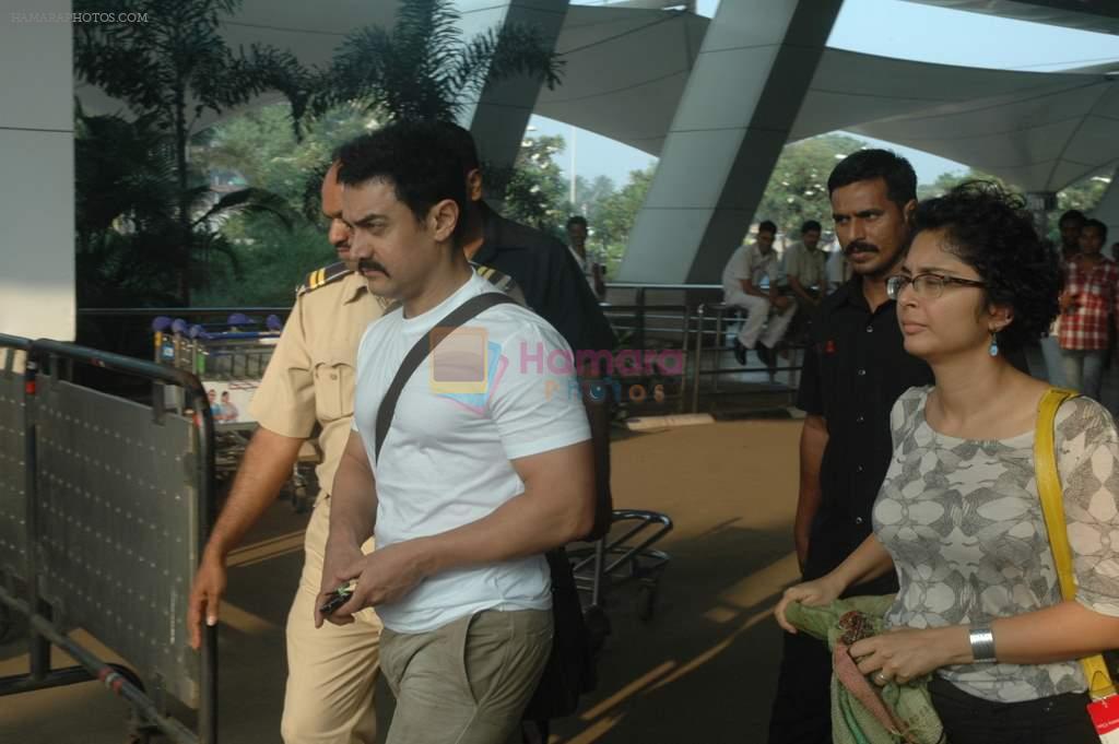 Aamir Khan, Kiran Rao sanpped at Mumbai Airport on 7th Nov 2011