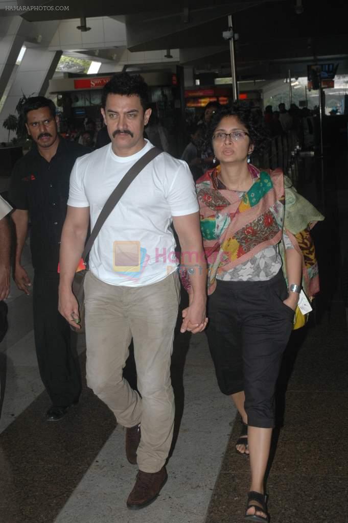 Aamir Khan, Kiran Rao sanpped at Mumbai Airport on 7th Nov 2011
