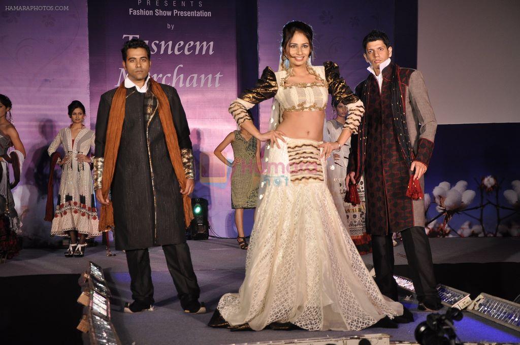 Model walks for Tasneem Merchant at World Cotton Research Conference in Renaissance, Mumbai on 9th Nov 2011