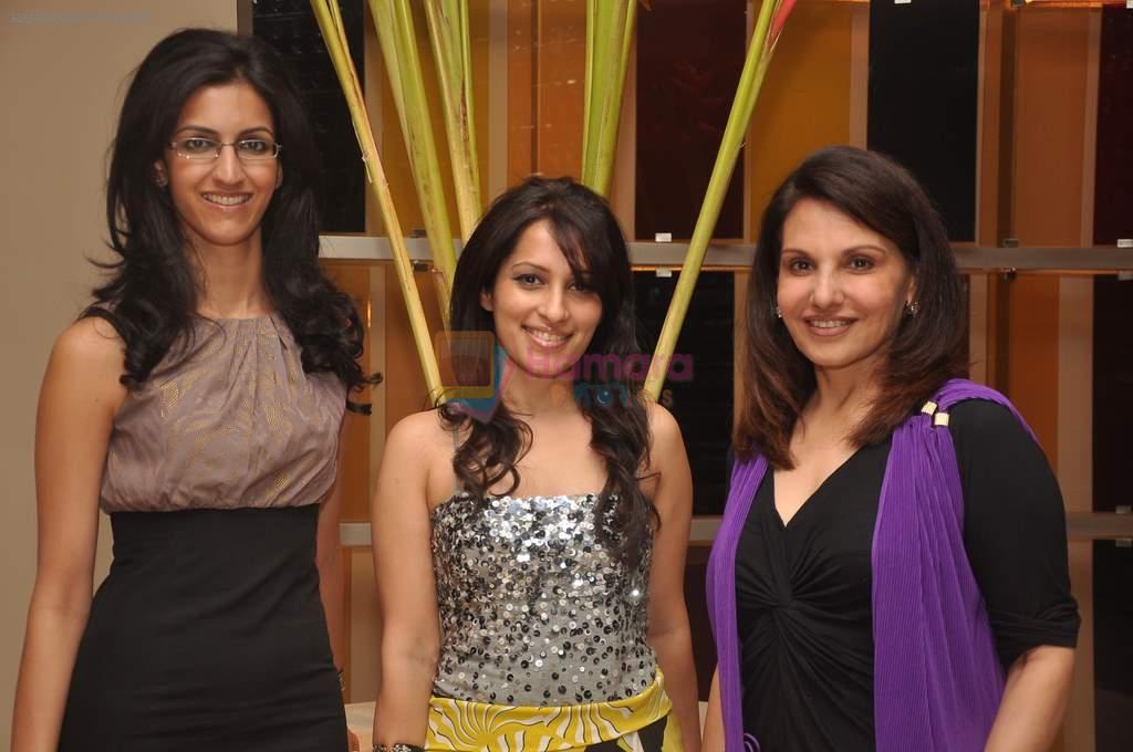 Kirti Soni, Poonam Soni at Jewellery Designer Poonam Soni's classy birthday bash in Trident, Mumbai on 12th Nov 2011