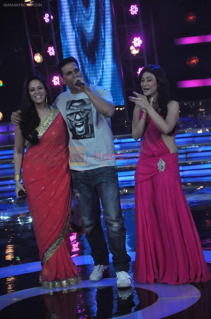 Akshay Kumar, Mona Singh, Ragini Khanna on the sets of Star Ya Rockstar in Famous on 15th Nov 2011