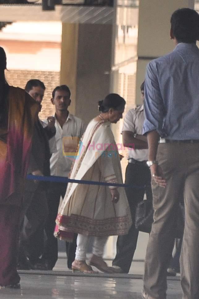 Jaya Bachchan visit Ash at the Seven Hills Hospital on 17th Nov 2011