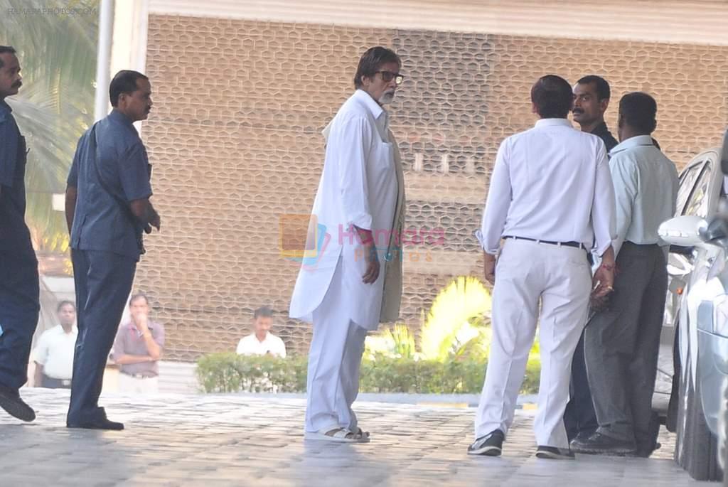 Amitabh Bachchan visit Ash at the Seven Hills Hospital on 17th Nov 2011