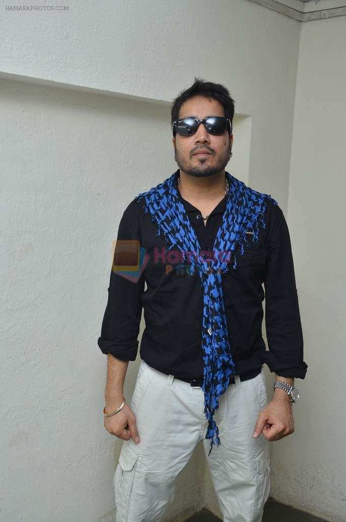 Mika Singh at Manali Jagtap's Umeed show for children in Rangsharda on 19th Nov 2011