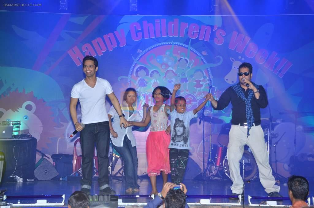Mika Singh at Manali Jagtap's Umeed show for children in Rangsharda on 19th Nov 2011