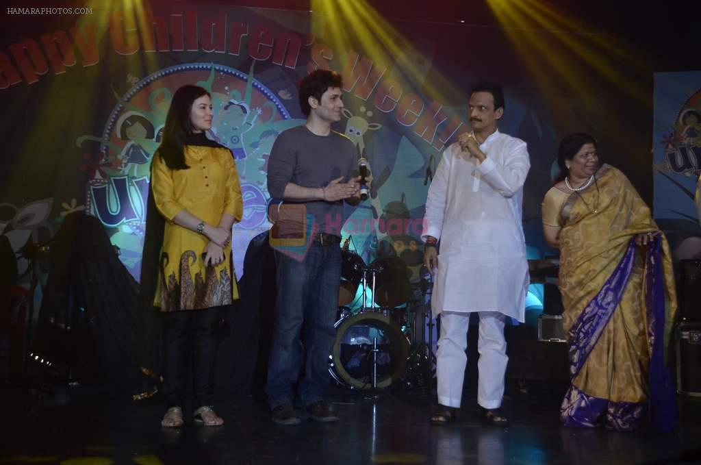 Urvashi Sharma, Shiney Ahuja at Manali Jagtap's Umeed show for children in Rangsharda on 19th Nov 2011