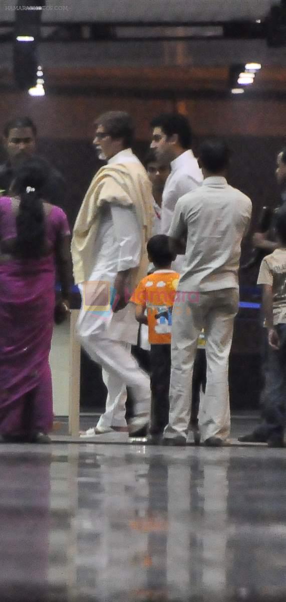 Amitabh Bachchan, Abhishek Bachchan visits Aishwarya at Seven Hills hospital on 21st Nov 2011