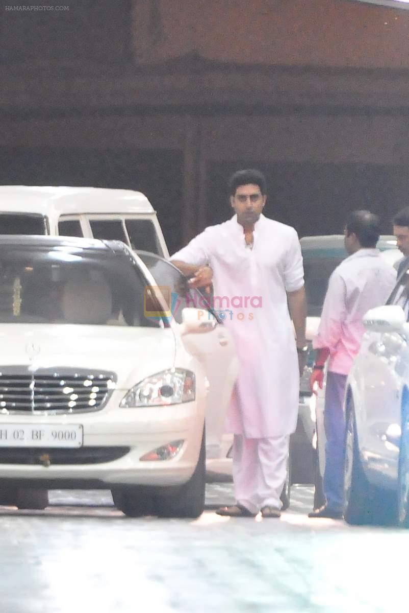 Abhishek Bachchan visits Aishwarya at Seven Hills hospital on 21st Nov 2011