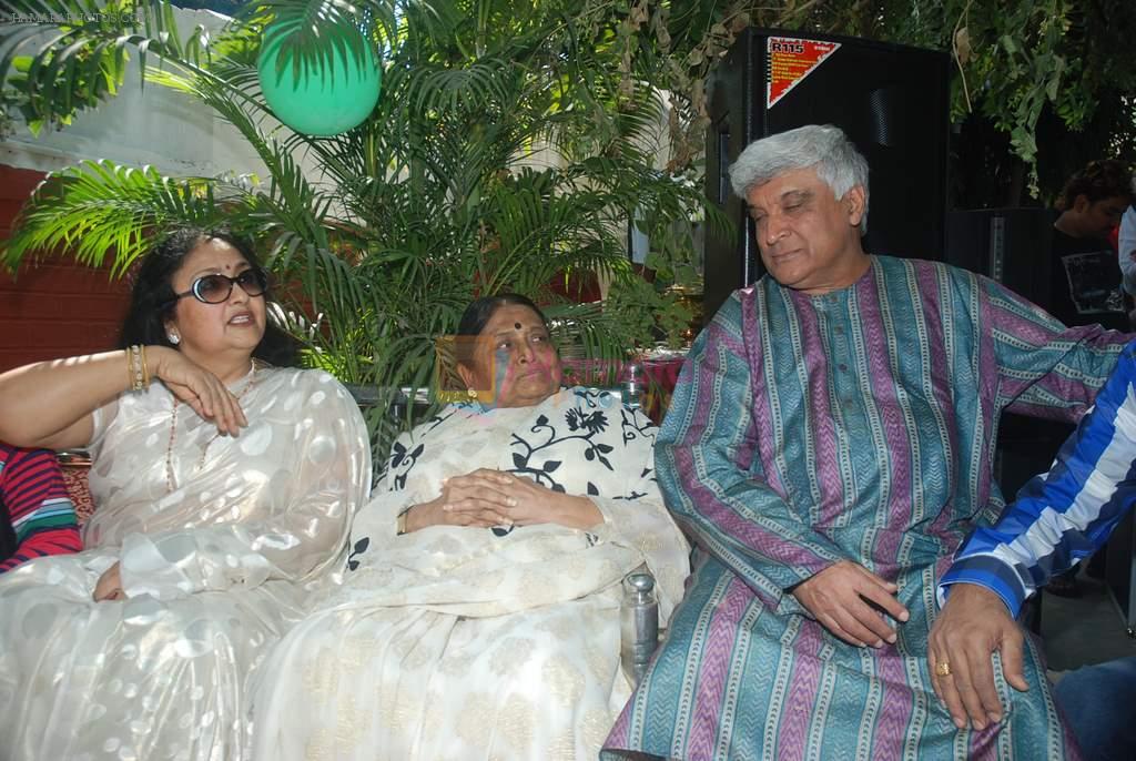 Javed Akhtar, Leena Chandavarkar at Ruma Devi's birthday in Juhu, Mumbai on 21st Nov 2011