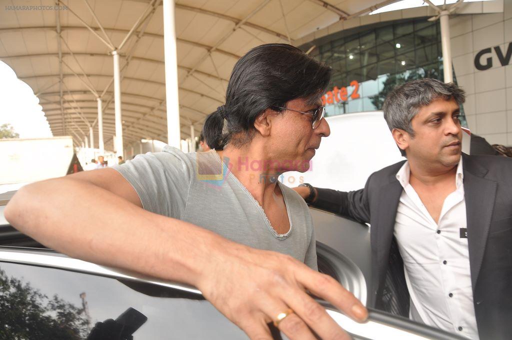 Shahrukh Khan snapped returning from IFFI Goa Festival in Airport, Mumbai on 24th Nov 2011