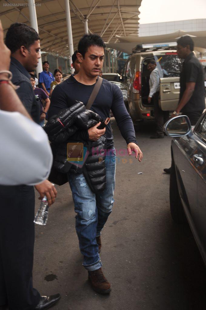 Aamir Khan snapped in Airport, Mumbai on 24th Nov 2011