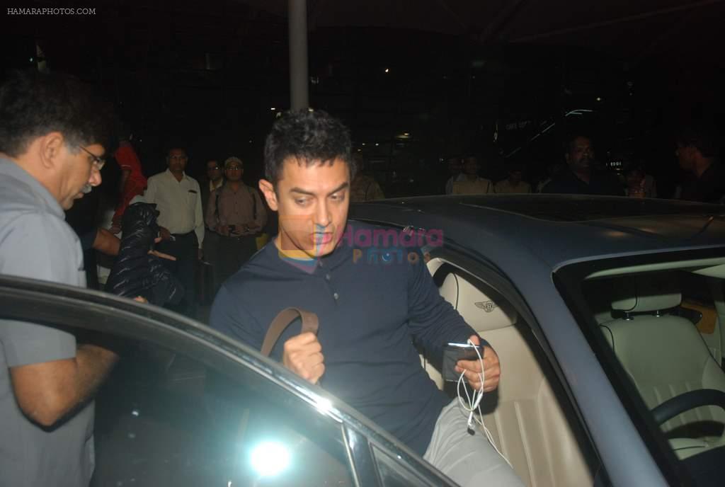 Aamir Khan snapped at the Mumbai airport on 25th Nov 2011