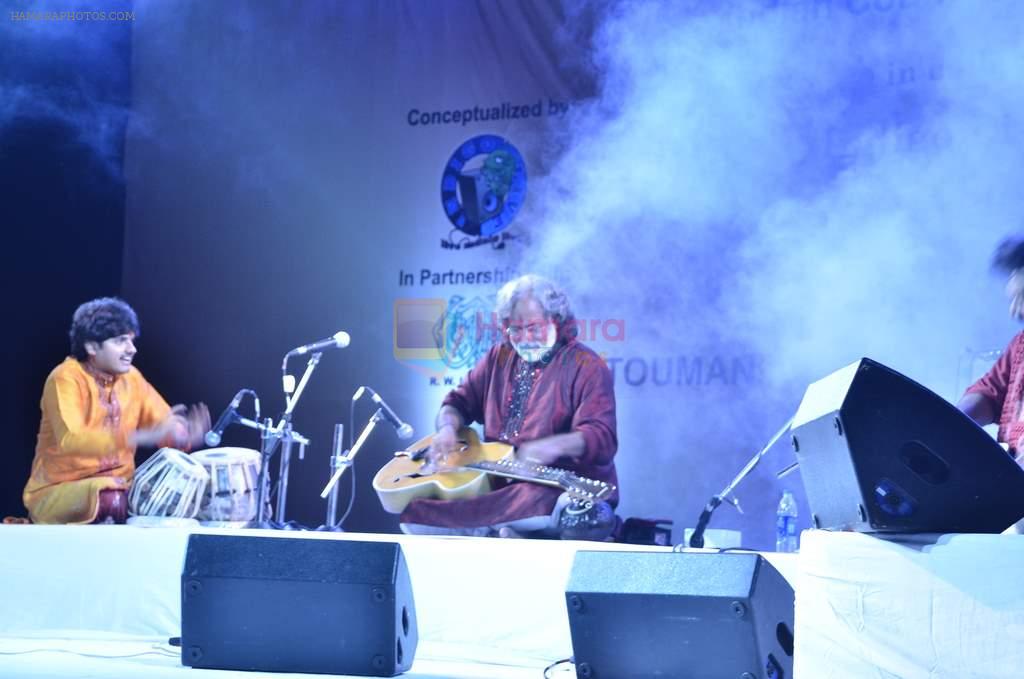 Pandit Vishwa Mohan Bhatt at Toumani Diabate's show in RWITC on 30th Nov 2011