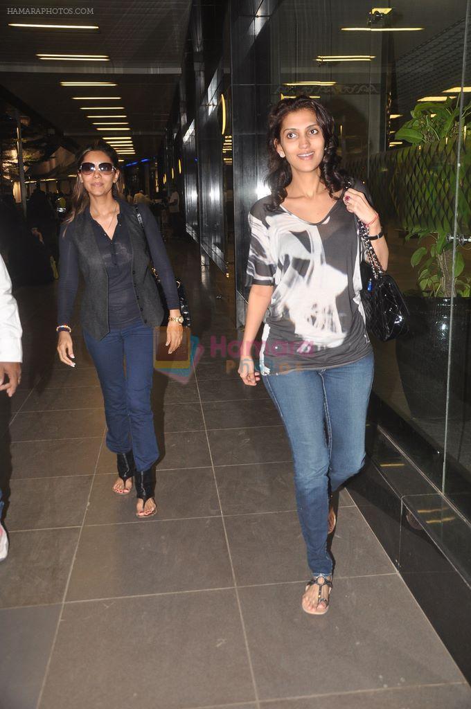 Gauri Khan snapped at the Airport in Mumbai on 9th Dec 2011