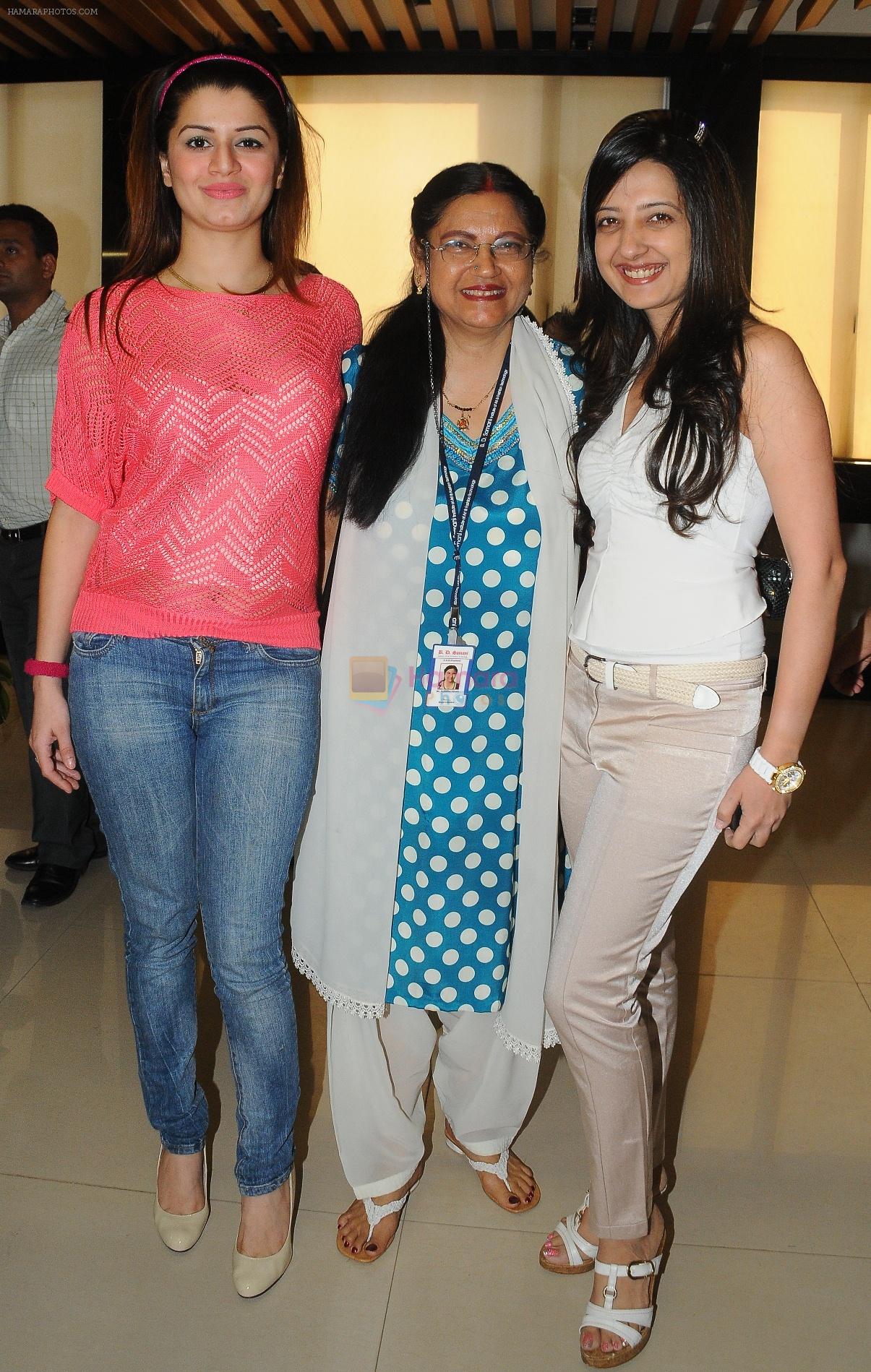 Kainath Arora,Doctor and Designer Amy Billimoria at Pink Chain Campaign in Mumbai on 9th Dec 2011