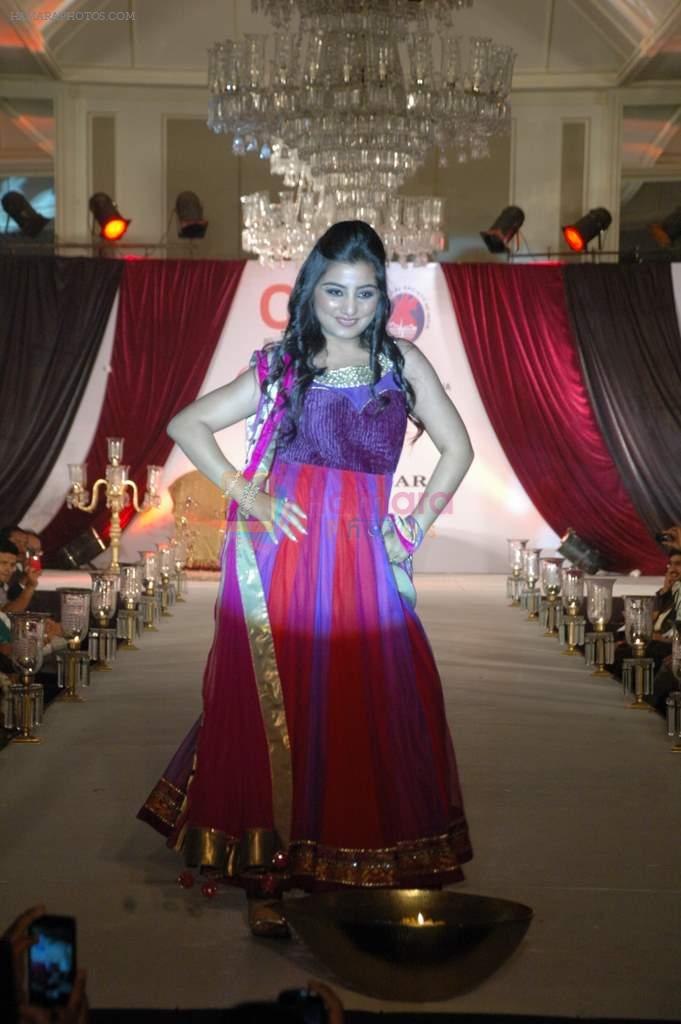 Neha Marda walk the ramp for Nisha Sagar's bridal show in Trident on 10th Dec 2011
