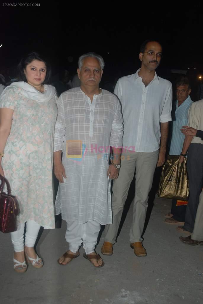 Ramesh Sippy, Kiran Sippy, Rohan Sippy at Dev Anand's prayer meet in Mehboob on 16th Dec 2011