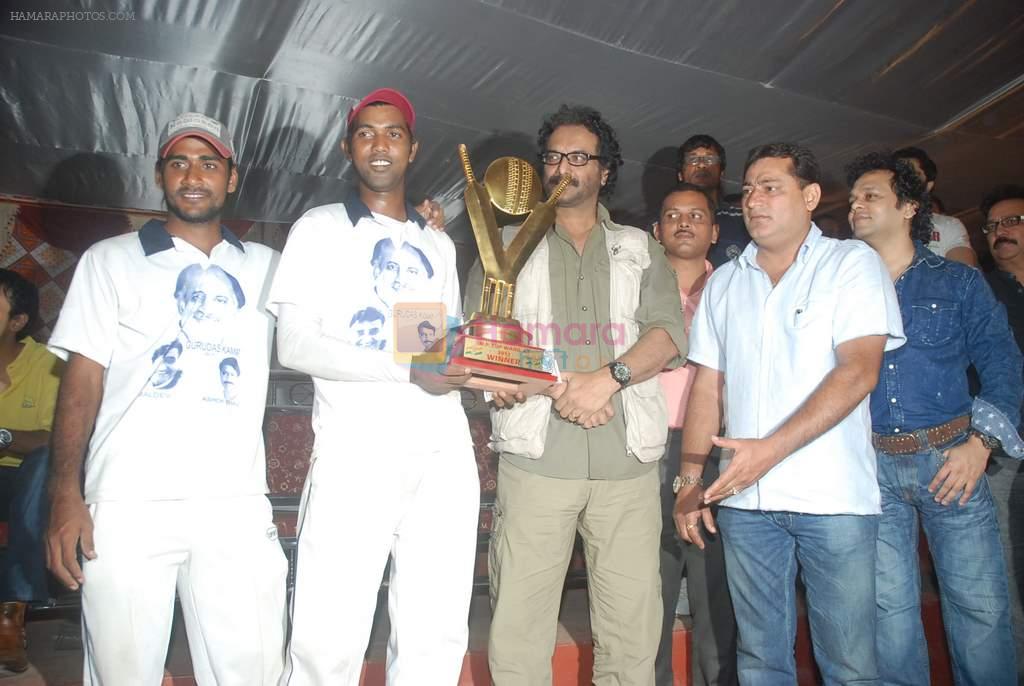 Milind Gunaji at Babloo Aziz cricket match on 18ith Dec 2011
