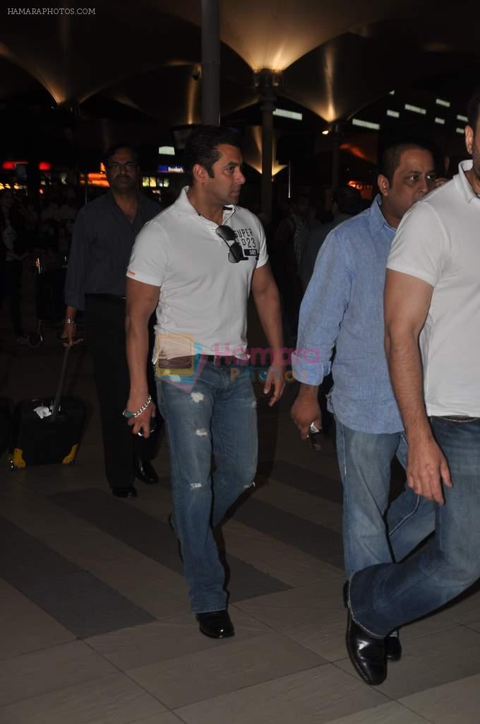 Salman Khan return after CCL cricket match in Airport, Mumbai on 20th Dec 2011