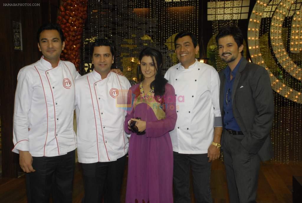 Sanjeev Kapoor, Ridhi Dogra on the sets of Master Chef in R K Studios on 20th Dec 2011