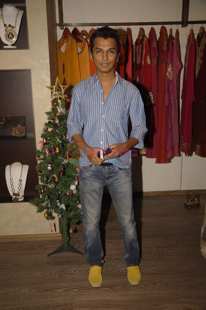 Vikram Phadnis at Nisha Jamwal's Christmas event at Atosa in Khar on 21st Dec 2011