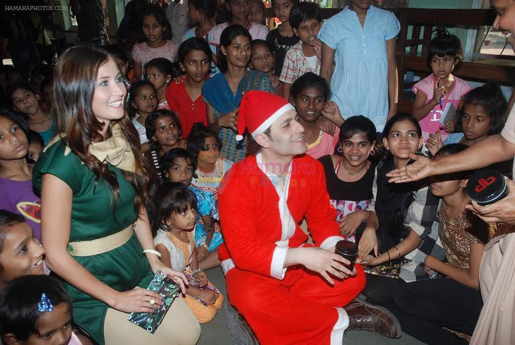 Shiney Ahuja turns santa in Andheri, Mumbai on 24th Dec 2011