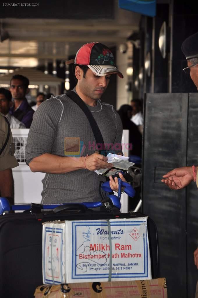 Tusshar Kapoor snapped at the Domestic Airport in Mumbai on 29th Dec 2011