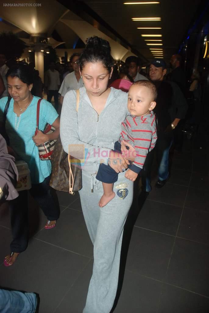 Manyata Dutt snapped at airport on 29th Dec 2011
