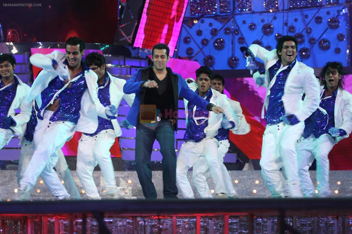 Salman Khan performs at BIG Star Entertainment Awards 2011