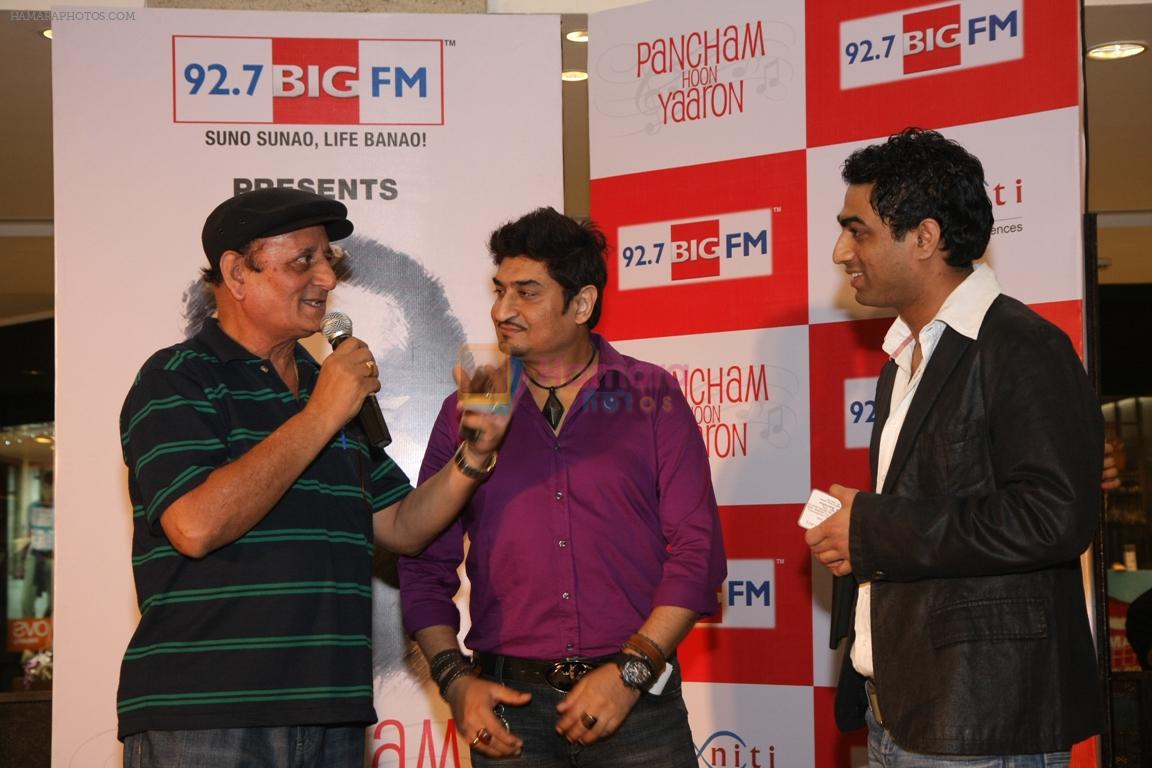 Neeraj Shridhar,  R D Burman fans and RJ Nitin joins 92.7 BIG FM to celebrate legendary R D Burman at Infinity Mall, Andheri West, Mumbai