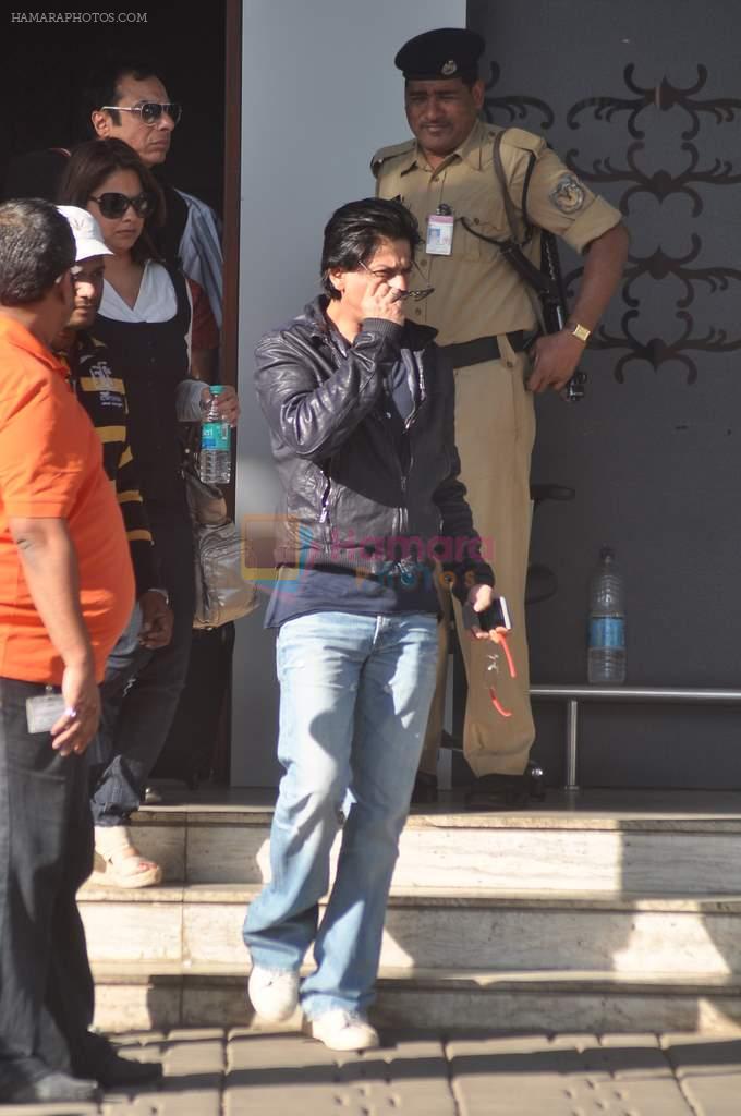 Shahrukh Khan arrives form Dubai in Mumbai Airport on 7th Jan 2012