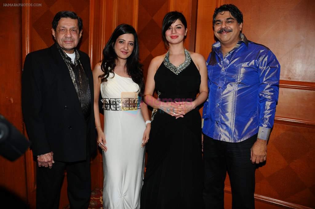 Dr. R.P. Poonawalla, Amy Billimoria, with Kainaat Arora, with Hrishikesh Pai at Amy Billimoria's Fashion Show for Twenty four leading gynaecologists in J W Marriott on 9th Jan 2012